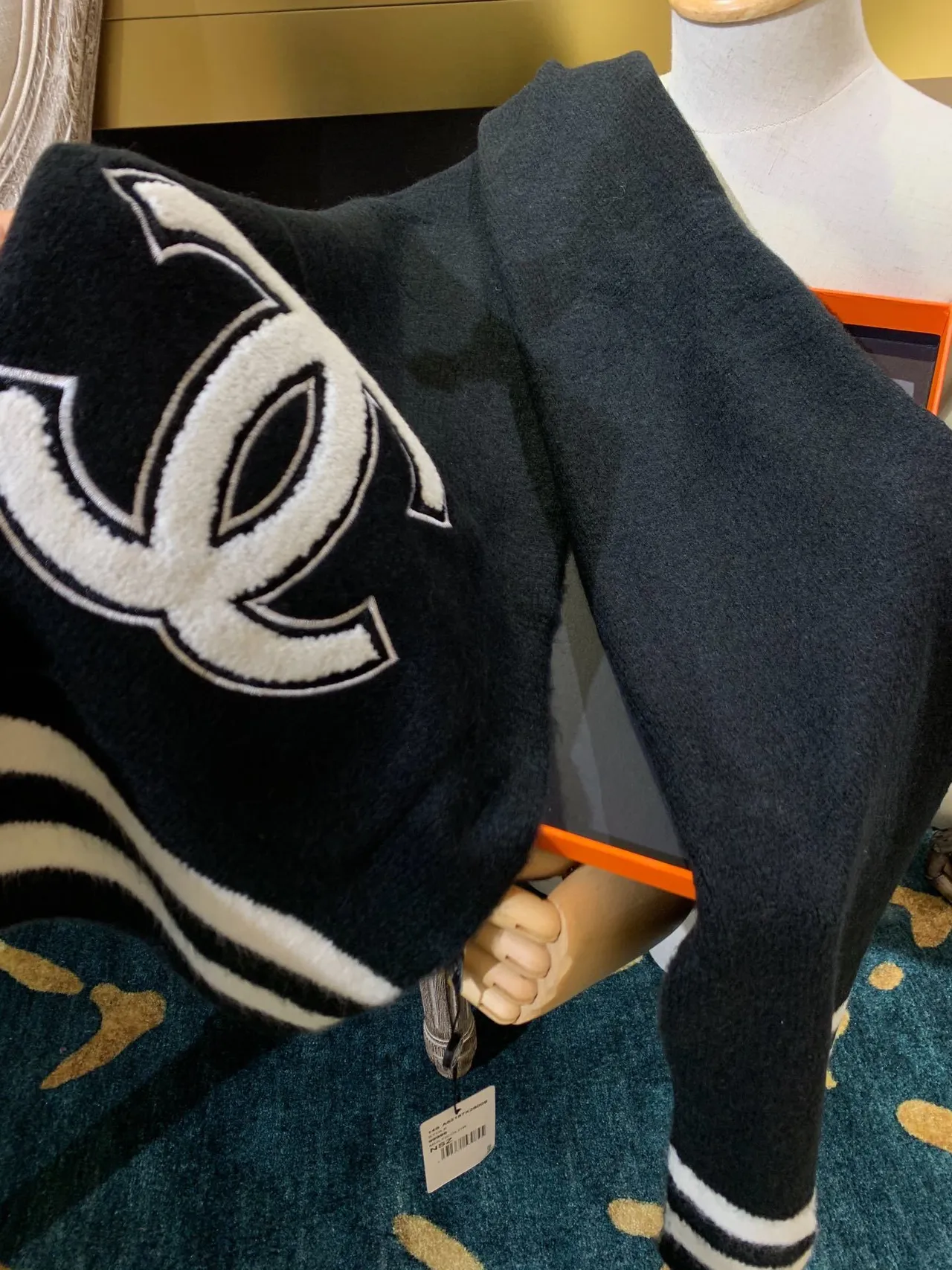 Chanel Noir Blanc Oversized Fit Broderie surélevée Logo Pull 3