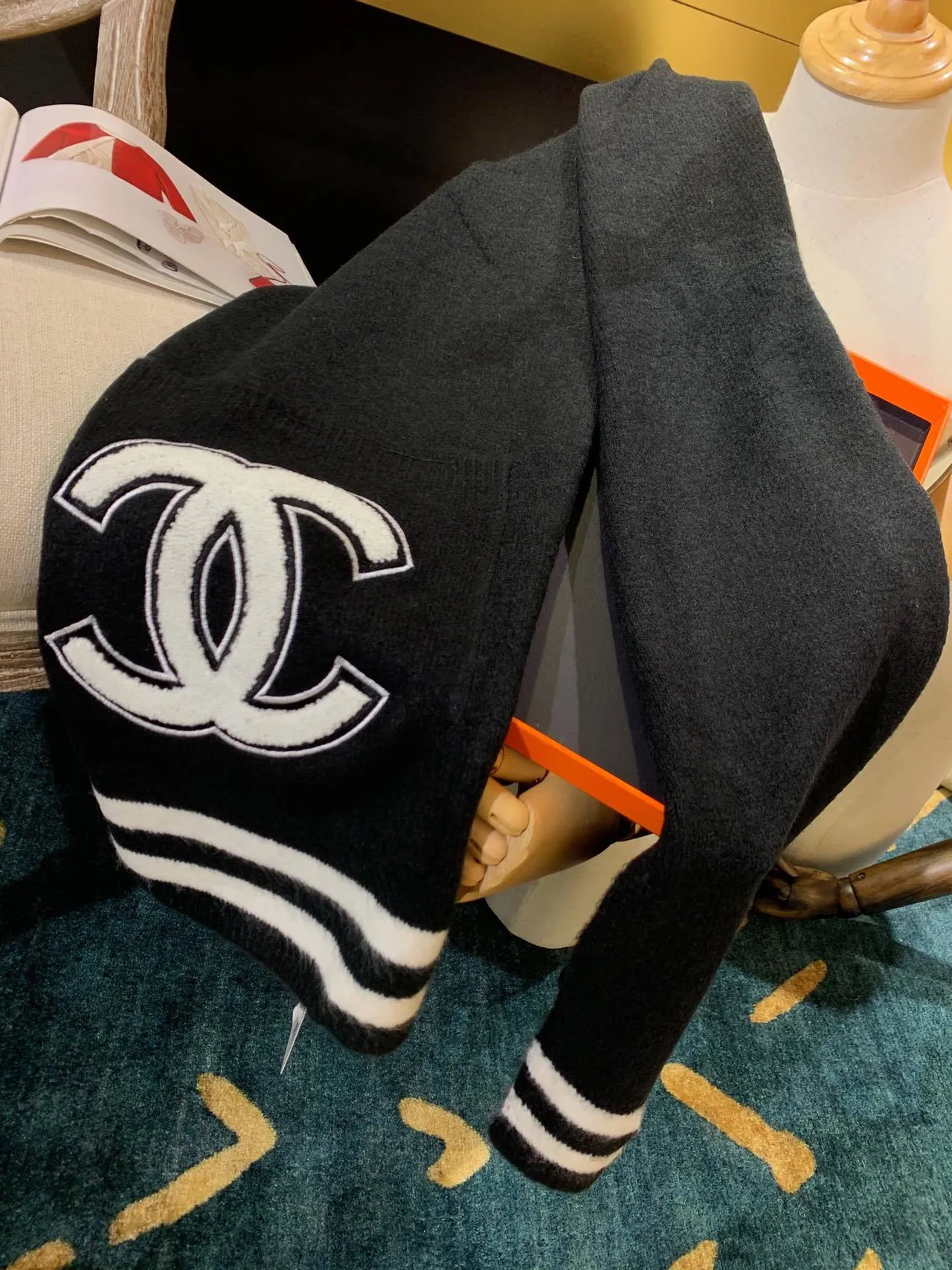Chanel Noir Blanc Oversized Fit Broderie surélevée Logo Pull 4