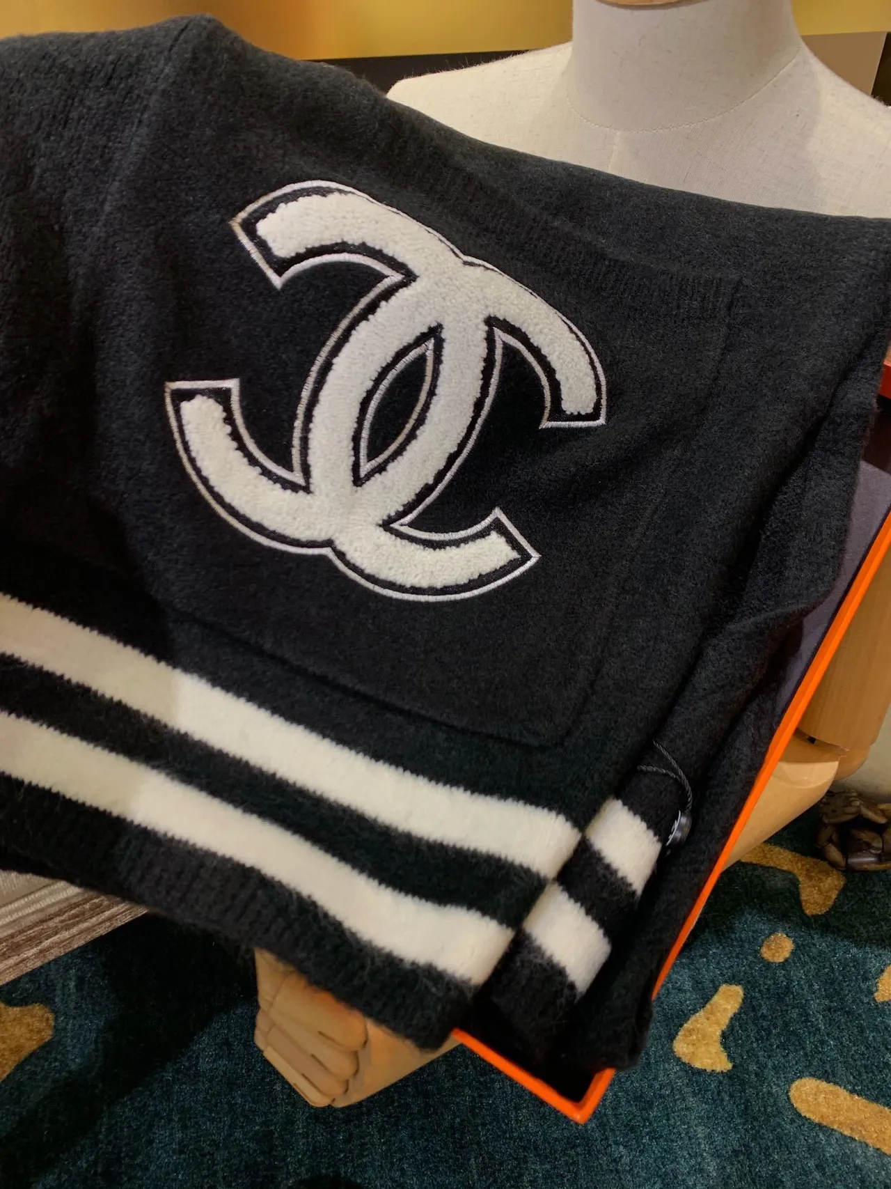 Chanel Noir Blanc Oversized Fit Broderie surélevée Logo Pull 5