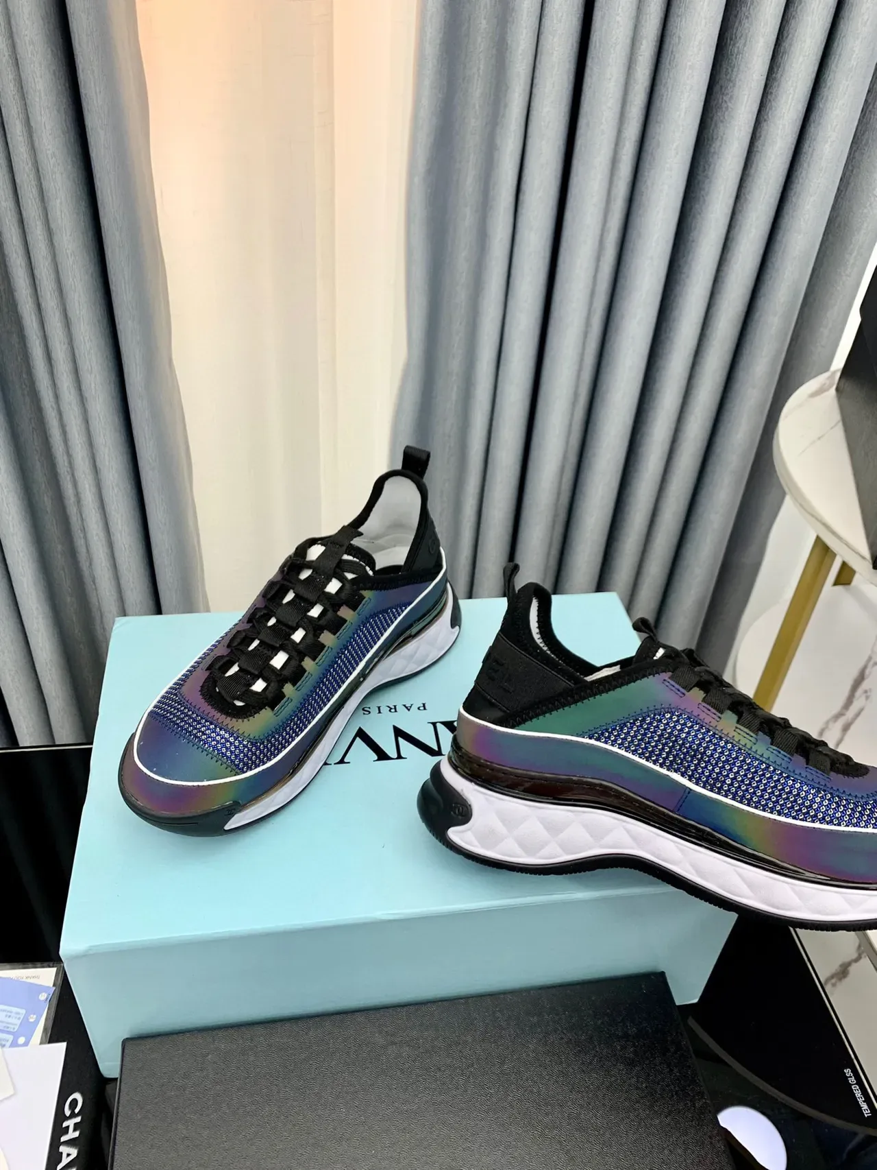 Chanel Tênis Azul Preto com Malha Iridescente e Elástico no Calcanhar 2
