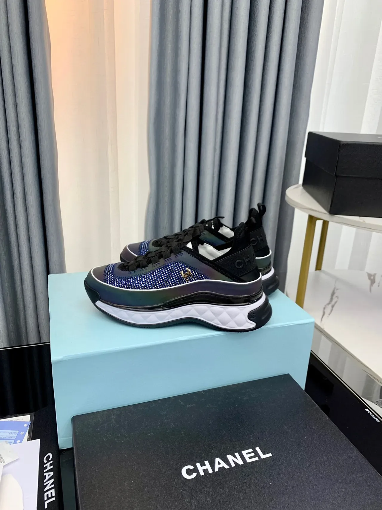 Chanel Tênis Azul Preto com Malha Iridescente e Elástico no Calcanhar 3