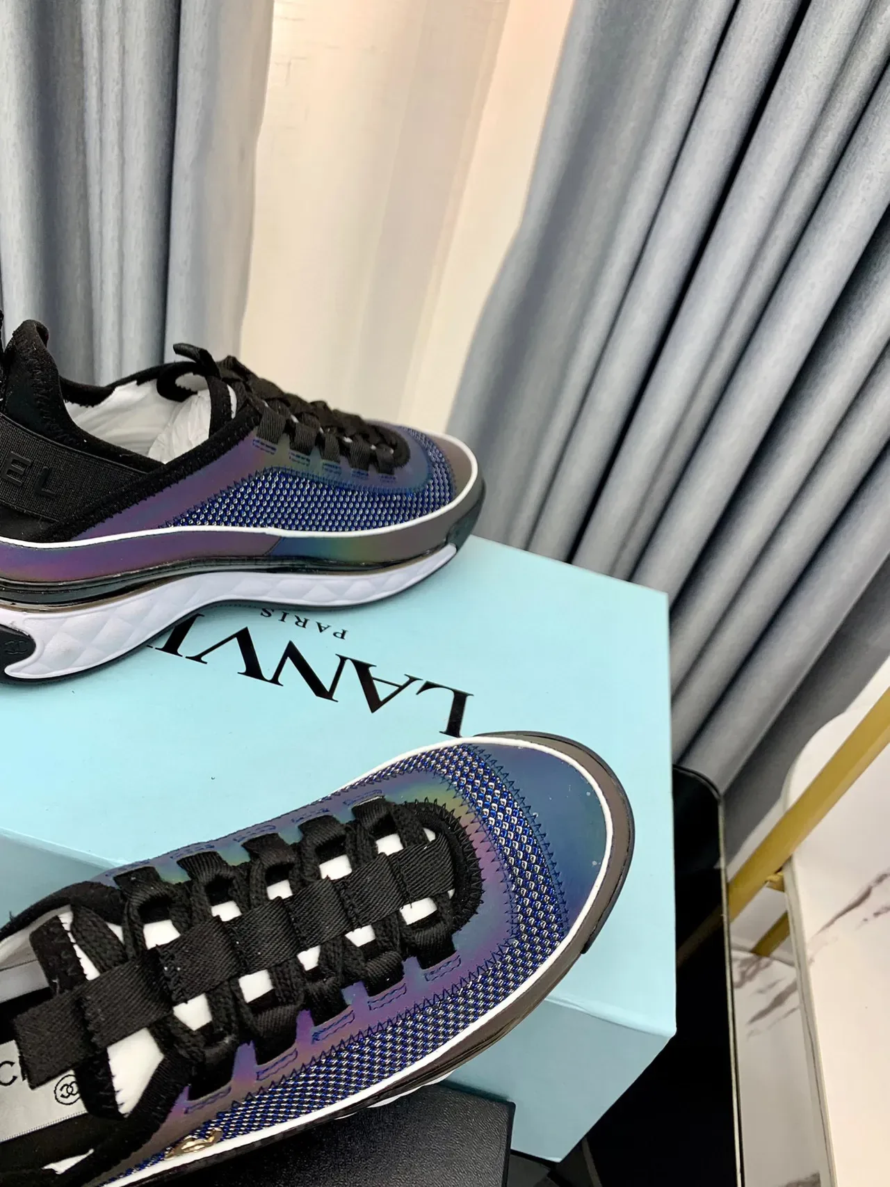 Chanel Tênis Azul Preto com Malha Iridescente e Elástico no Calcanhar 4