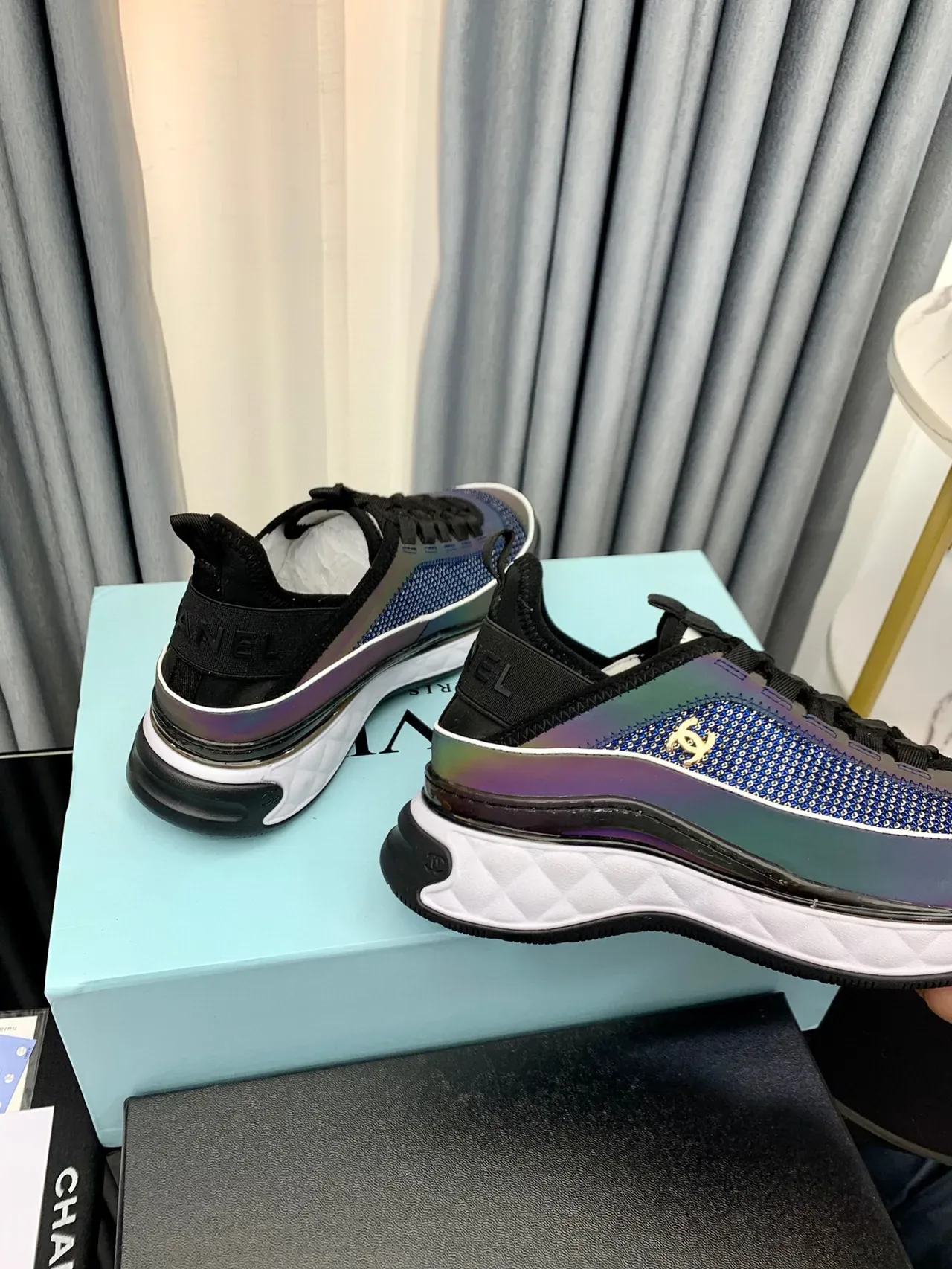 Chanel Tênis Azul Preto com Malha Iridescente e Elástico no Calcanhar 5