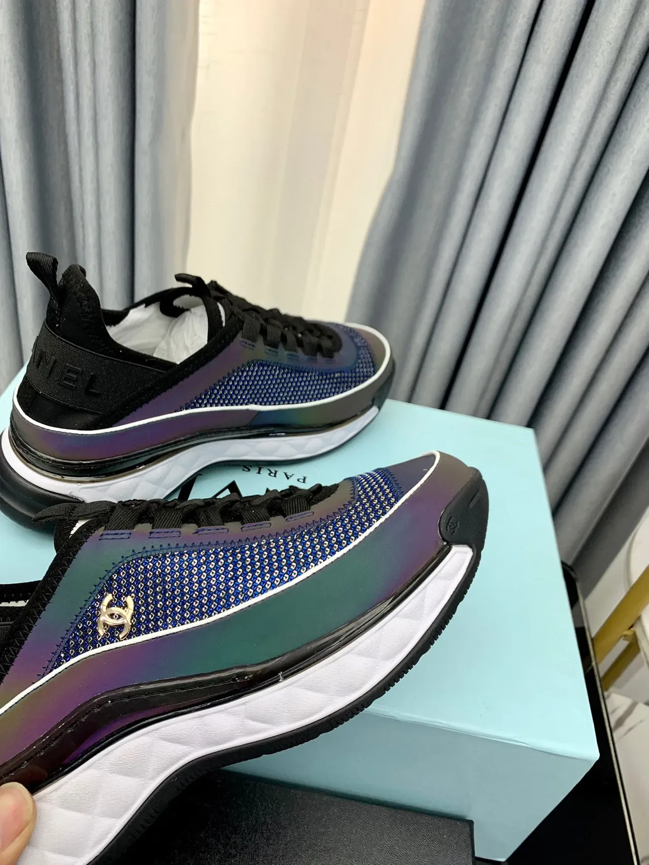 Chanel Tênis Azul Preto com Malha Iridescente e Elástico no Calcanhar 6