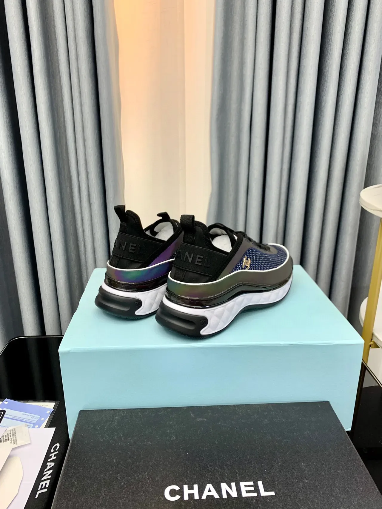 Chanel Tênis Azul Preto com Malha Iridescente e Elástico no Calcanhar 7