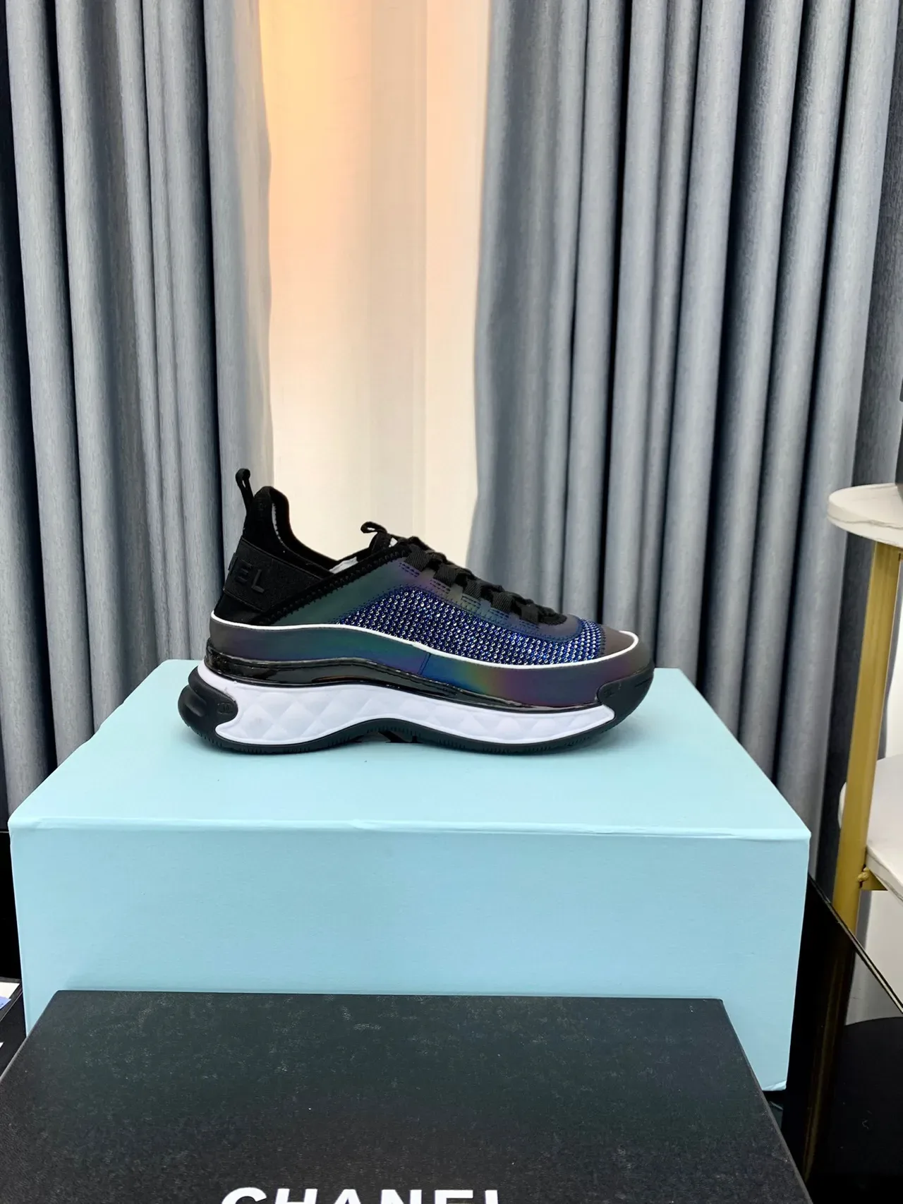 Chanel Tênis Azul Preto com Malha Iridescente e Elástico no Calcanhar 8