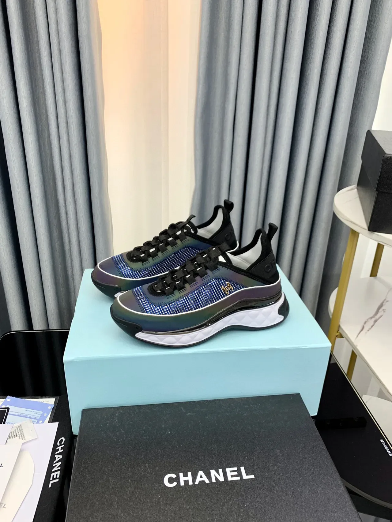 Chanel Tênis Azul Preto com Malha Iridescente e Elástico no Calcanhar 9