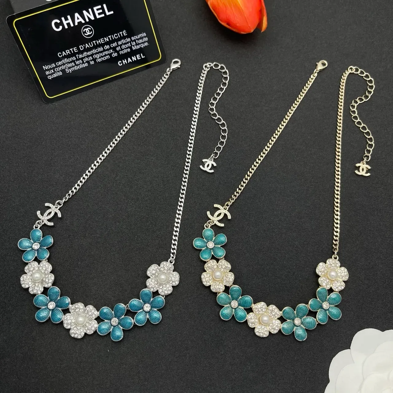قلادة Chanel بيب زهرية أزرق أبيض مينا كريستال مزينة 2