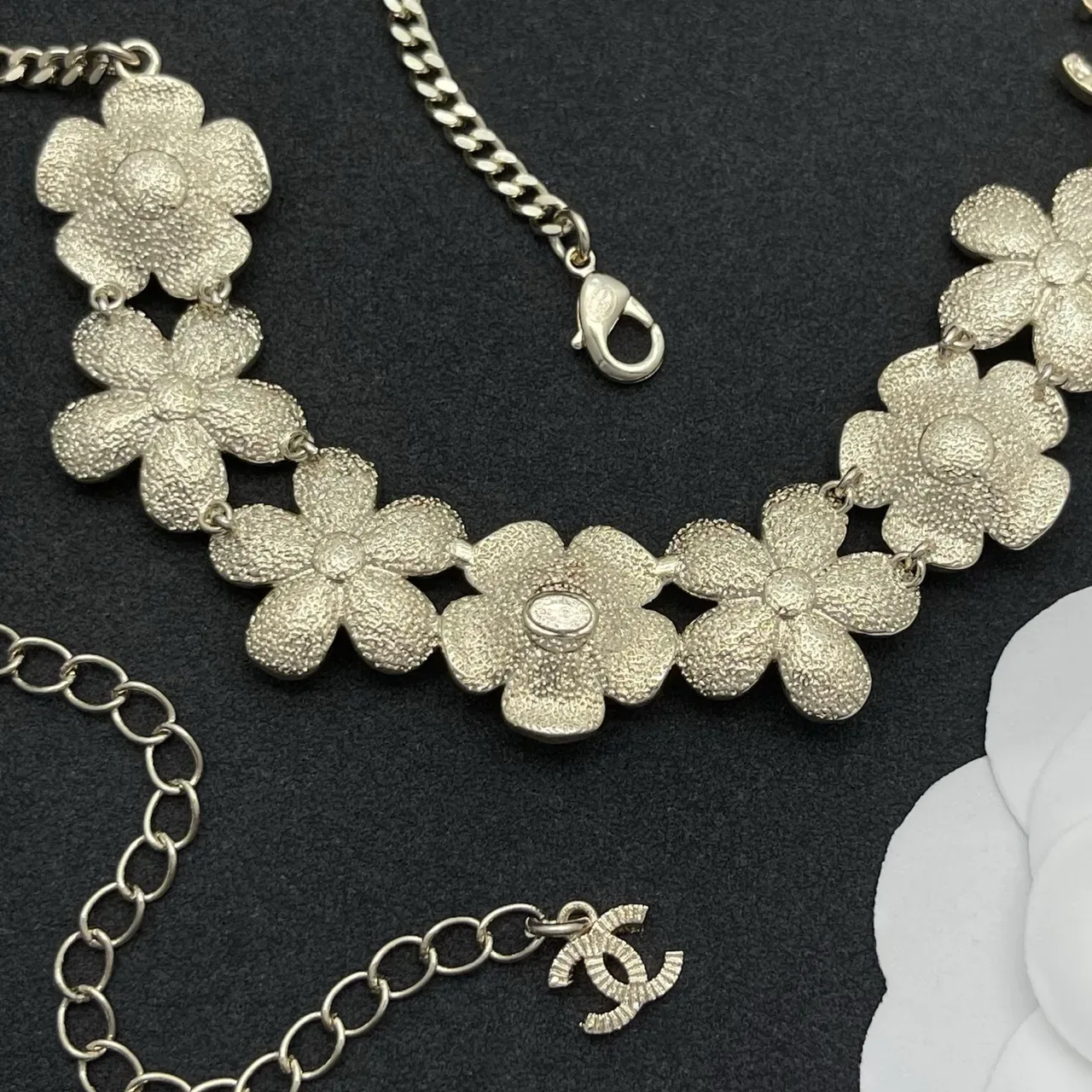 قلادة Chanel بيب زهرية أزرق أبيض مينا كريستال مزينة 3