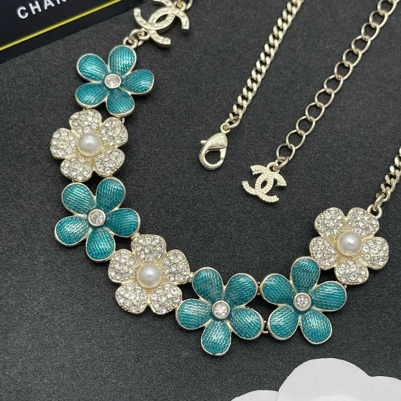 قلادة Chanel بيب زهرية أزرق أبيض مينا كريستال مزينة 4