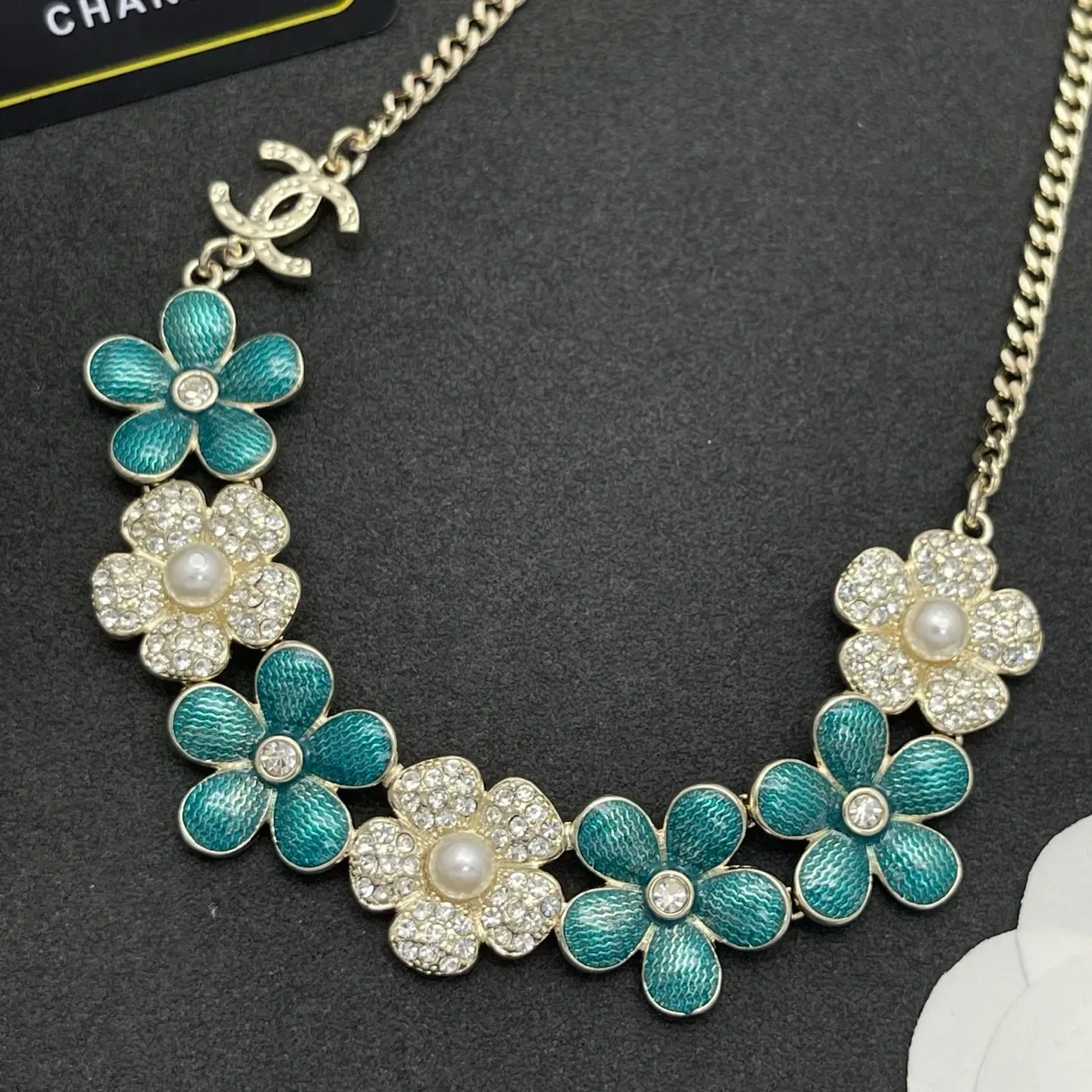 قلادة Chanel بيب زهرية أزرق أبيض مينا كريستال مزينة 5