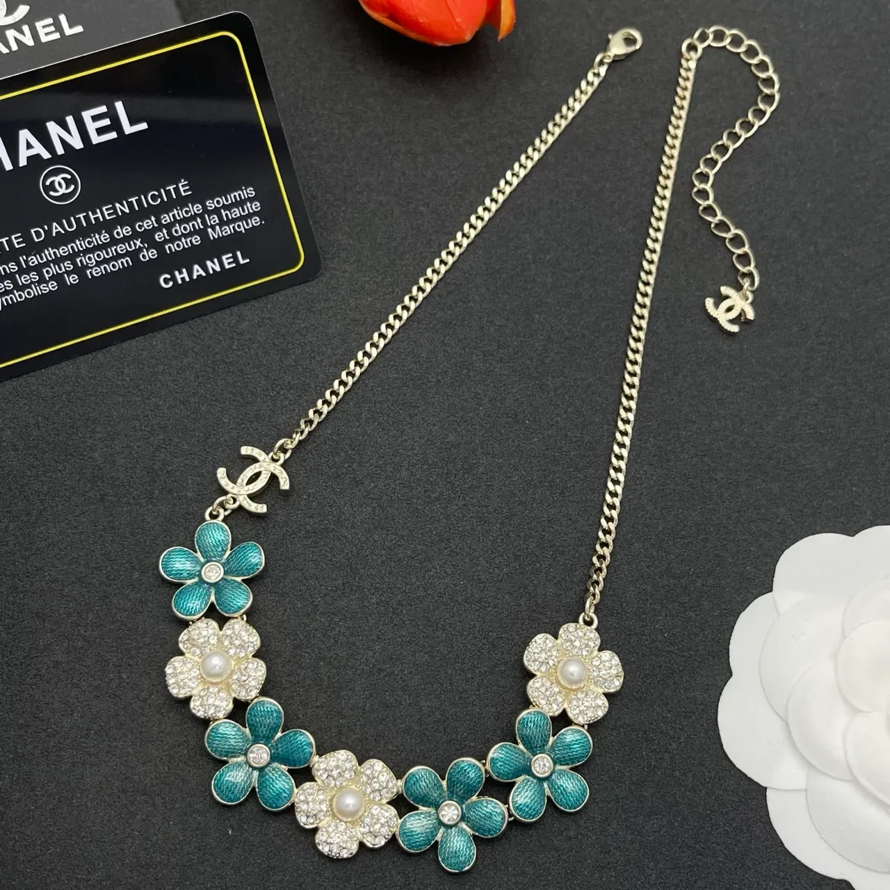 قلادة Chanel بيب زهرية أزرق أبيض مينا كريستال مزينة 6