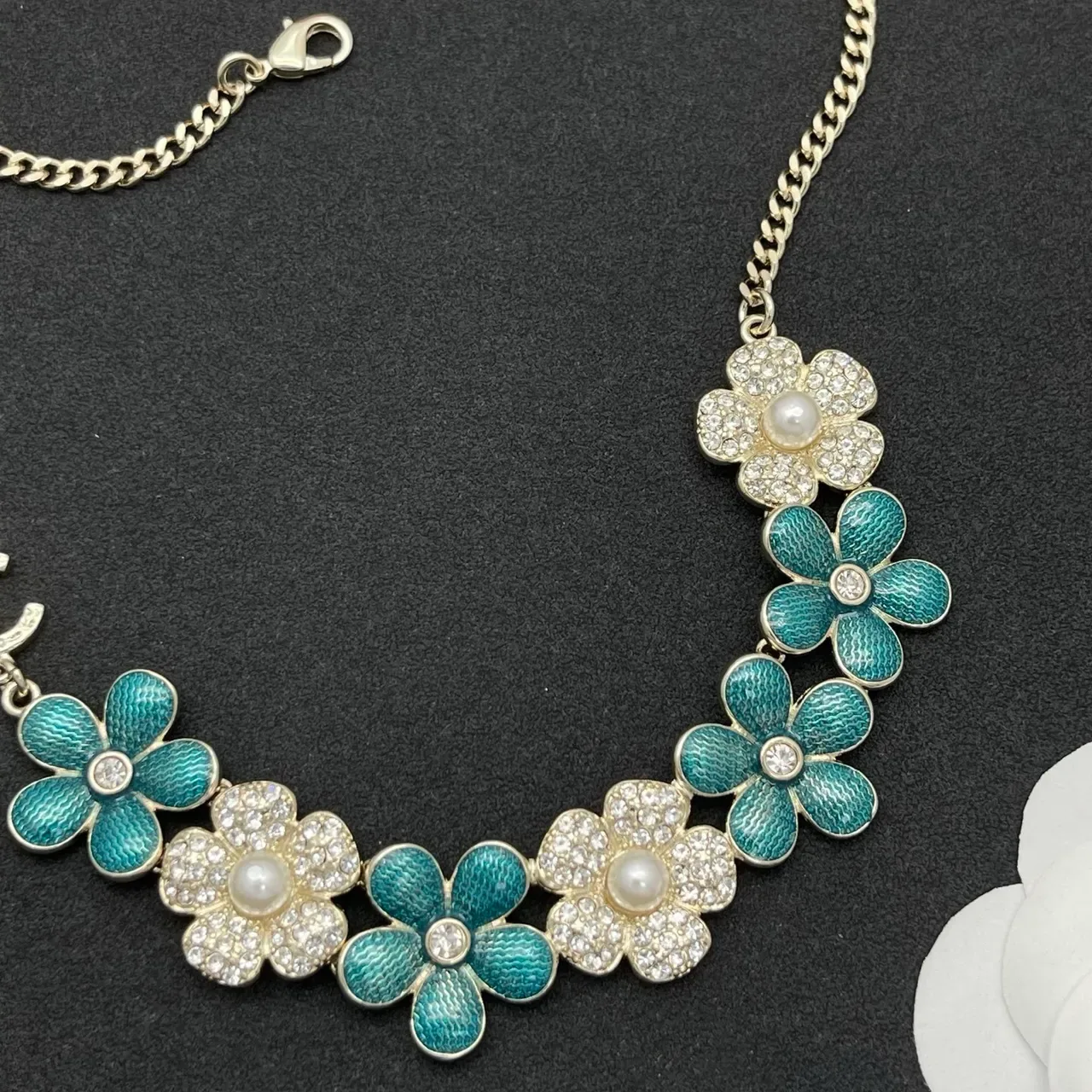 قلادة Chanel بيب زهرية أزرق أبيض مينا كريستال مزينة 7