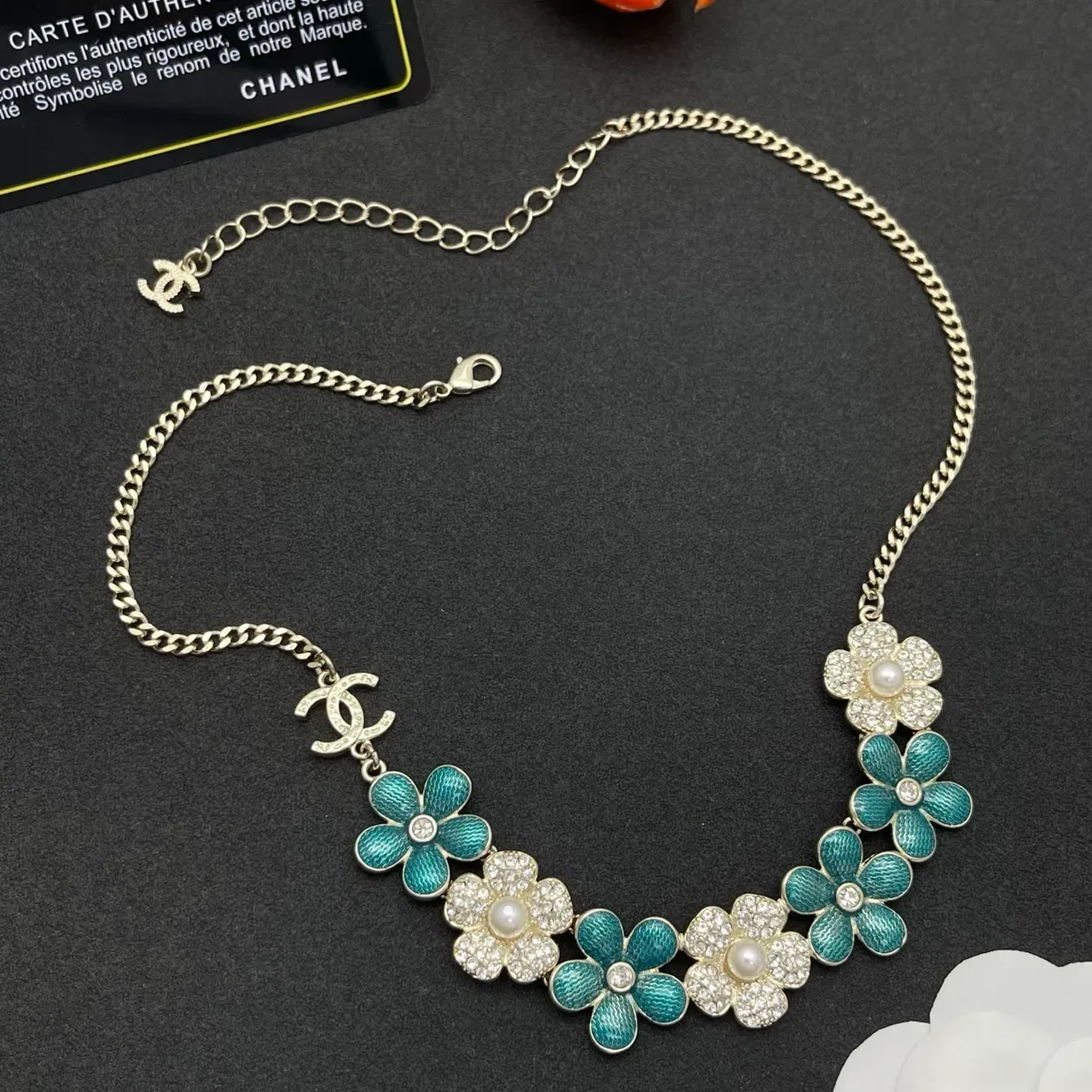 قلادة Chanel بيب زهرية أزرق أبيض مينا كريستال مزينة 8