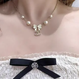 Chanel قوس و CC قلادة خرز لؤلؤ