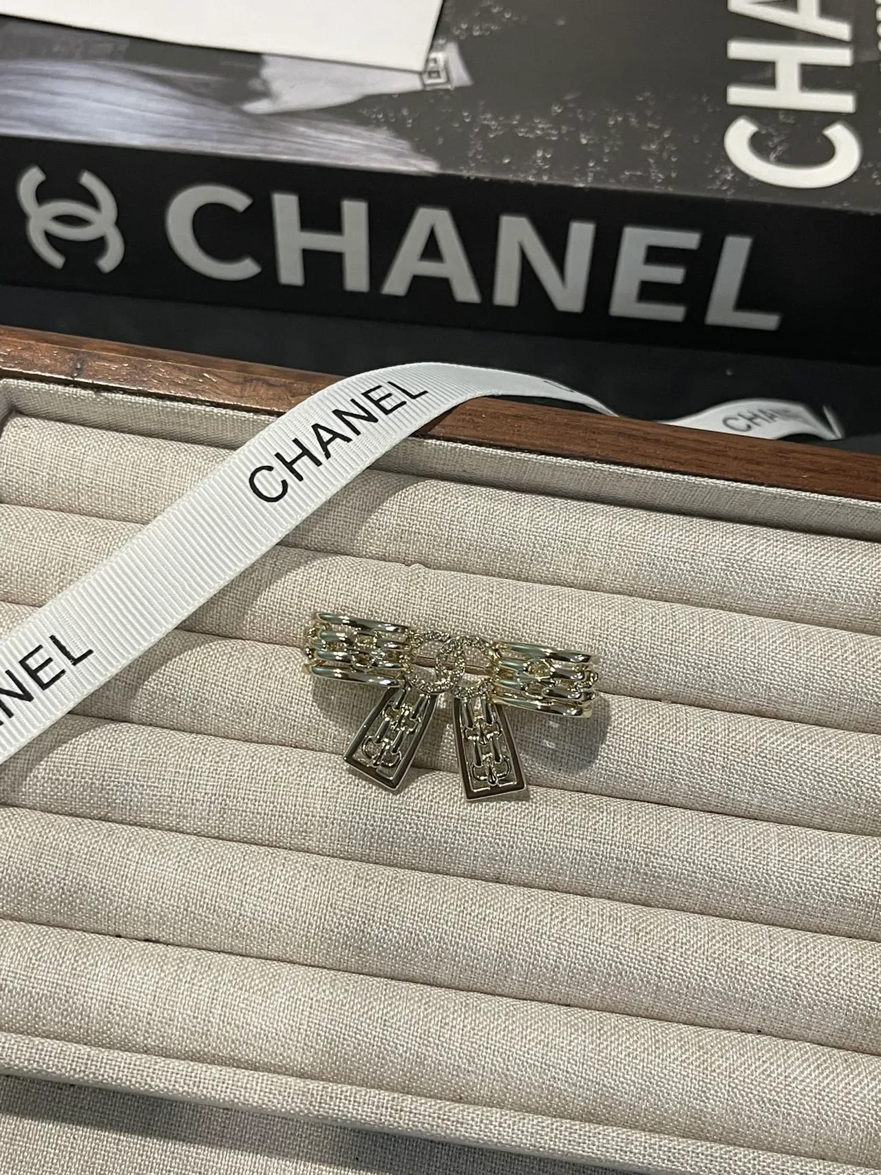 Chanel Bow Brooch Silver-Tone Crystal-Embellished Brooch 8