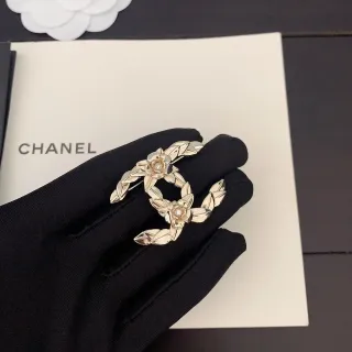 Chanel Camellia CC फ्लोरल गोल्ड टोन क्रिस्टल ब्रोच
