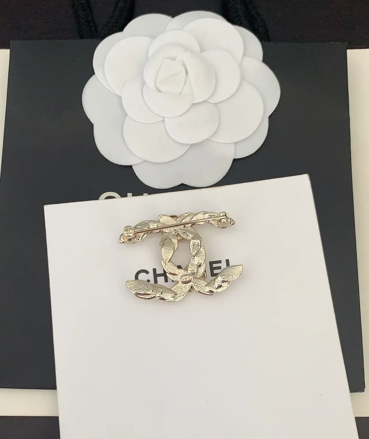 Chanel Camellia CC Broche Floral de Cristal Dorado 2