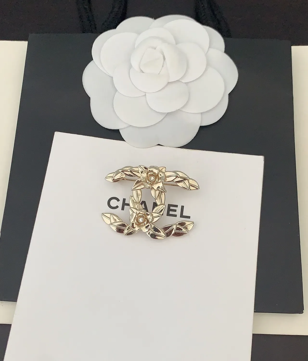 Chanel Camellia CC Broche Floral de Cristal Dorado 3