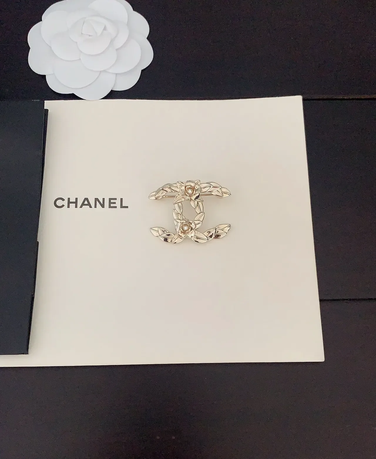 Chanel Camellia CC Broche Floral de Cristal Dorado 4