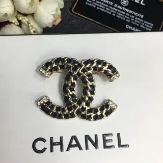 Chanel CC चेन ब्लैक गोल्ड इंटरलॉकिंग लॉगो कंस्ट्रक्शन ब्रोच