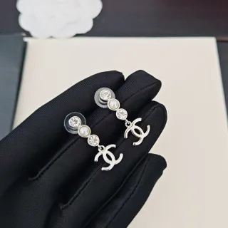 Chanel CC Drop أقراط فضي أبيض معدن لؤلؤ وكريستال أكسنت