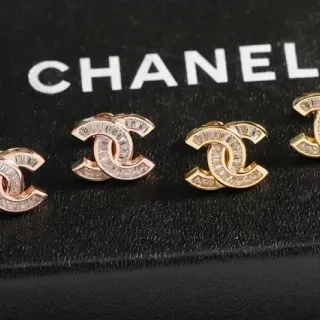 شانيل CC Logo Baguette كريستال أقراط دبوس