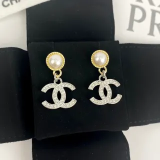Chanel CC Logo 드롭 فضة ذهب لؤلؤ أعلى مغطى بالكريستال أقراط