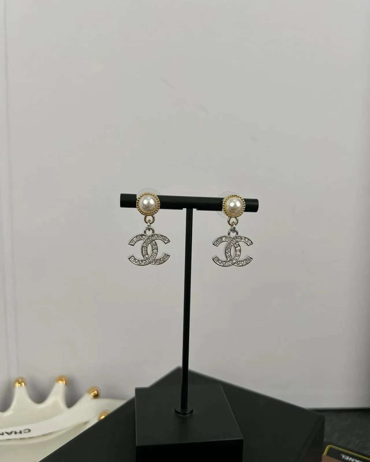 Chanel CC Logo drop argent or perle supérieure cristal encrusté boucles d'oreilles 4