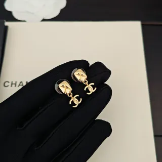 Chanel CC Logo أقراط ذهبية سوداء مقطوعة