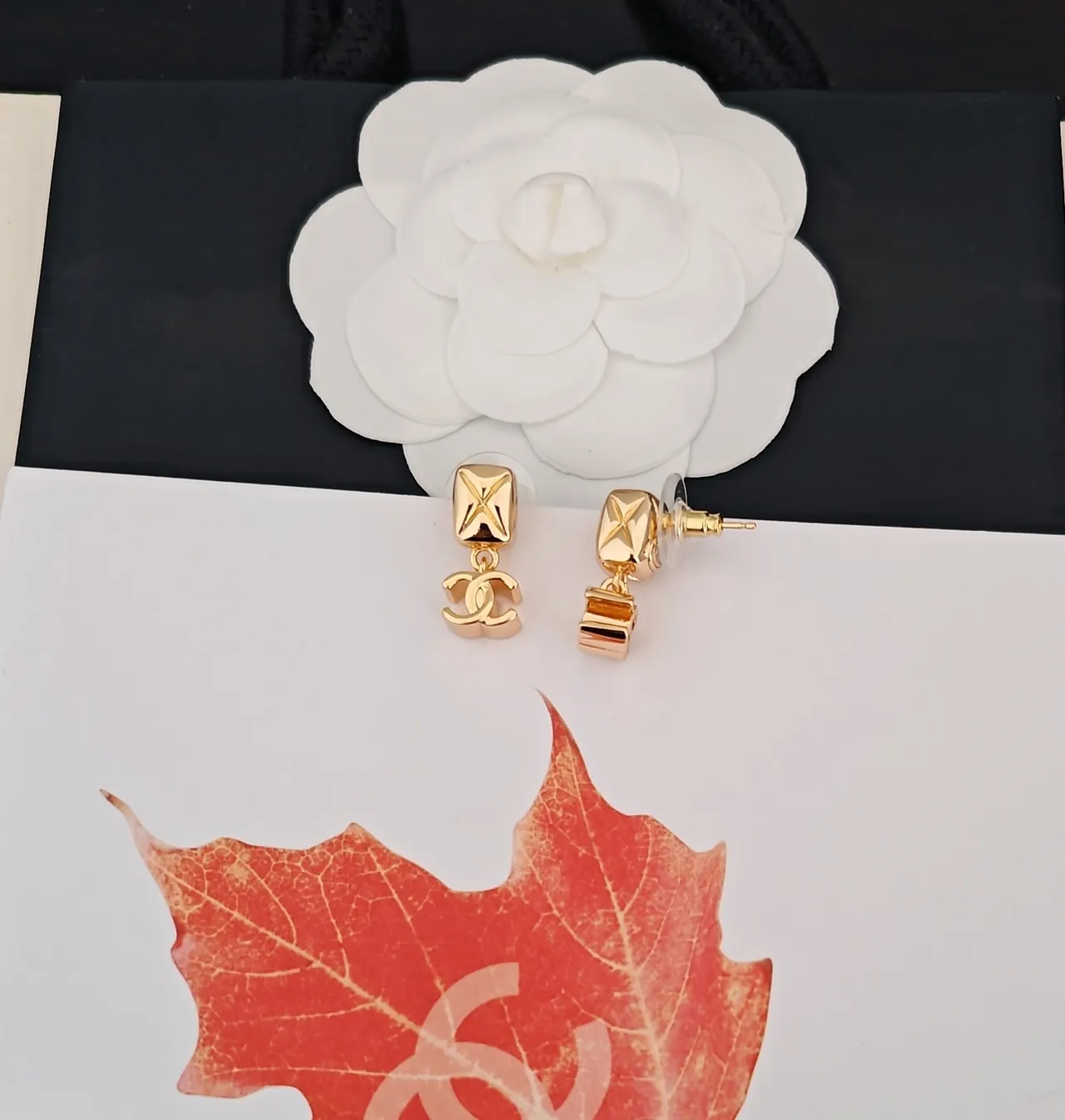 Chanel CC Logo أقراط ذهبية سوداء مقطوعة 2