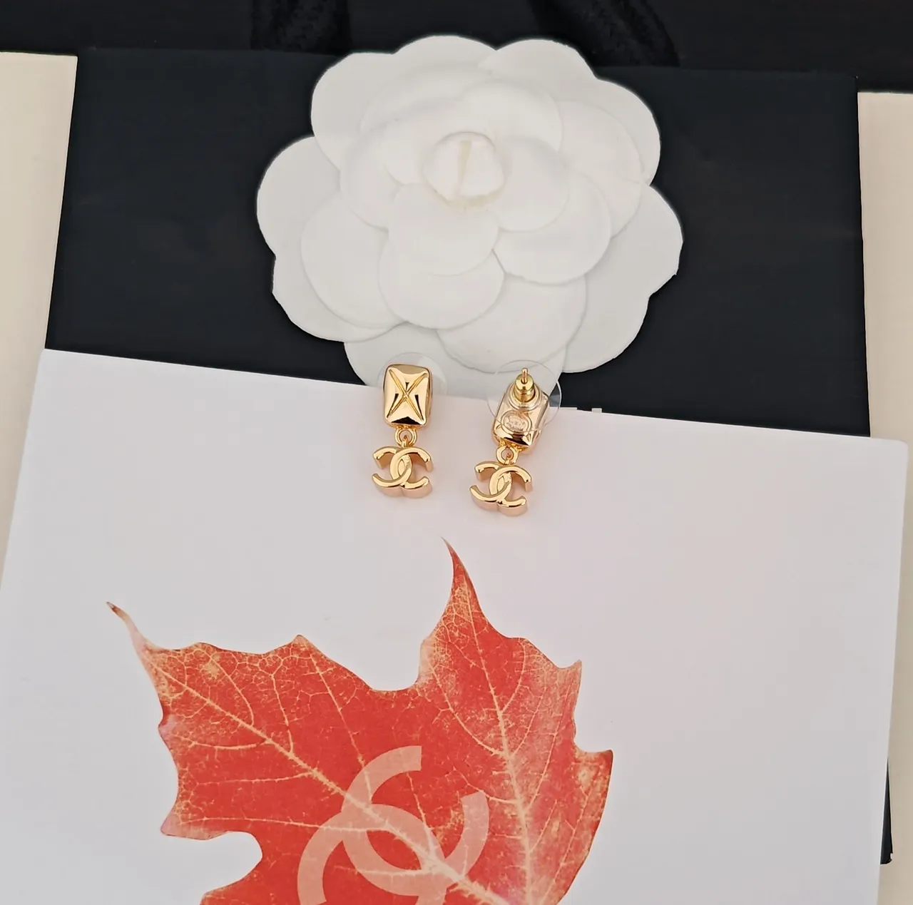 Chanel CC Logo أقراط ذهبية سوداء مقطوعة 3