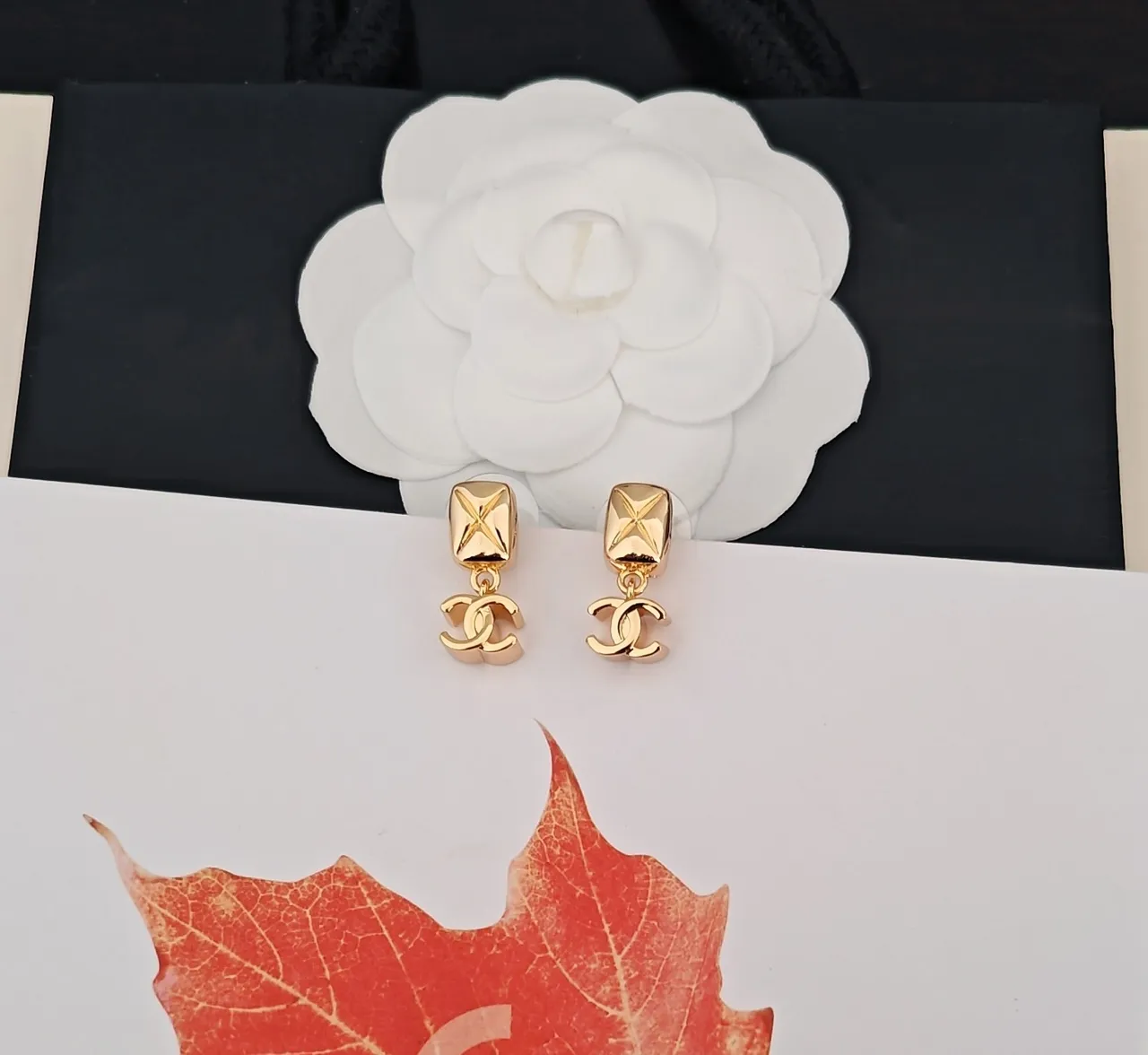 Chanel CC Logo أقراط ذهبية سوداء مقطوعة 4