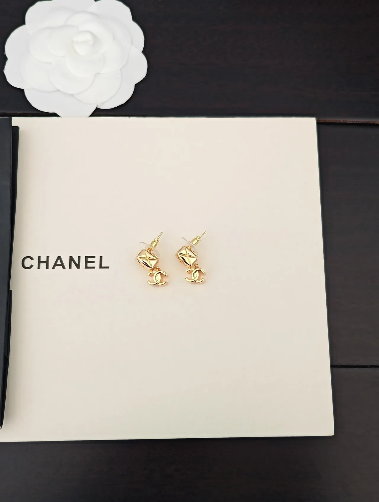 Chanel CC Logo أقراط ذهبية سوداء مقطوعة 5