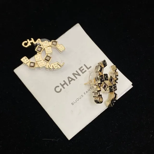 Chanel CC Logo Pendientes Interlocking de Metal Dorado Blanco 4
