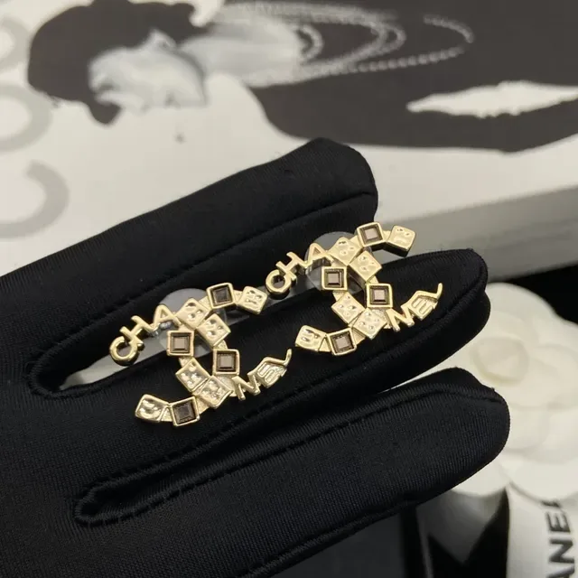 Chanel CC Logo Pendientes Interlocking de Metal Dorado Blanco 5