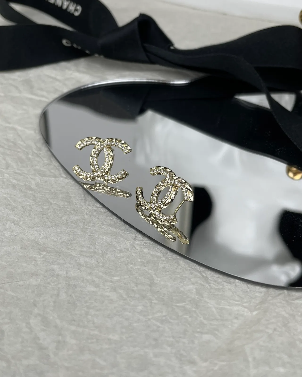 Chanel CC Logo Pavé Brincos de cristais entrelaçados em ouro e prata 2