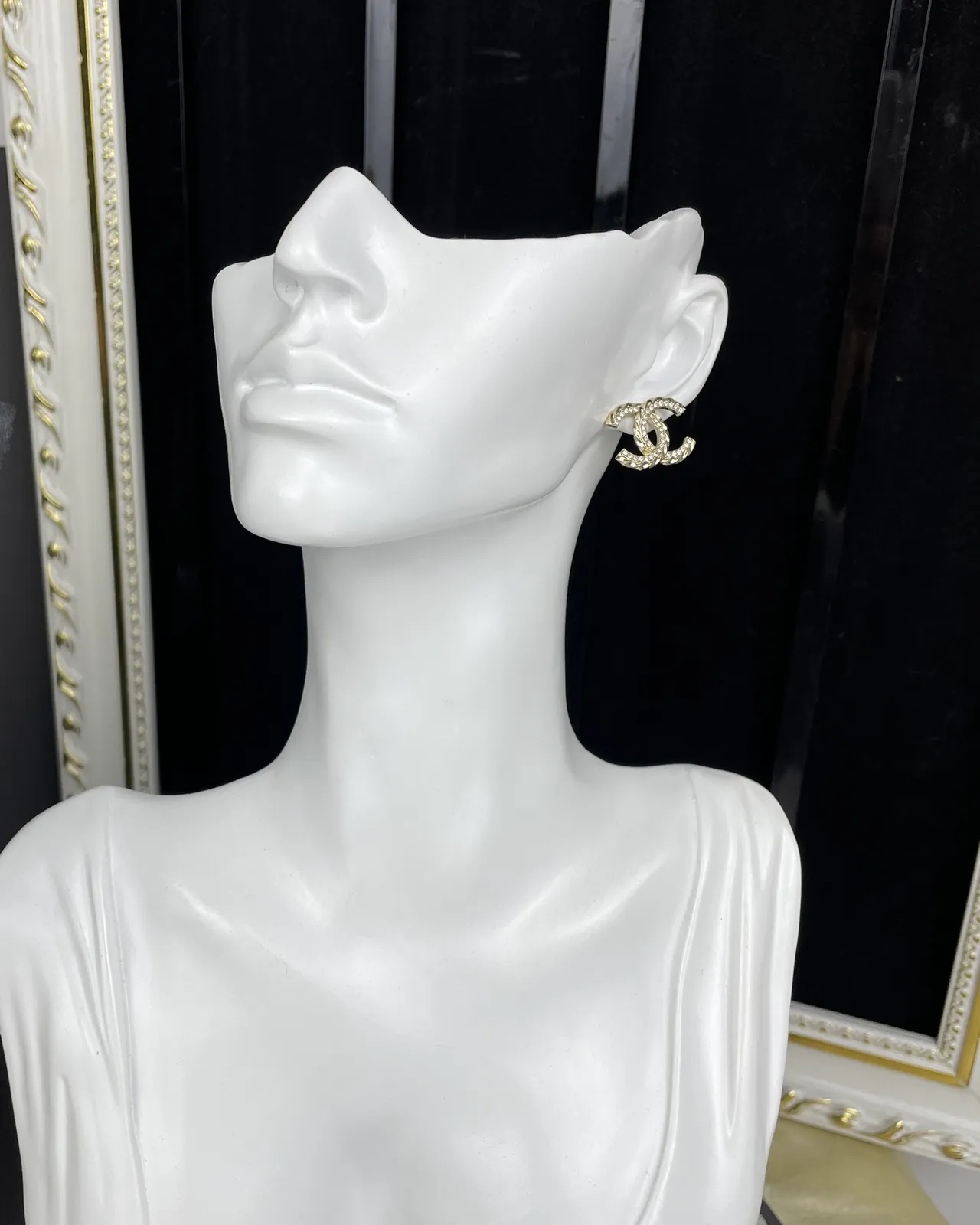 Chanel CC Logo Pavé Brincos de cristais entrelaçados em ouro e prata 3