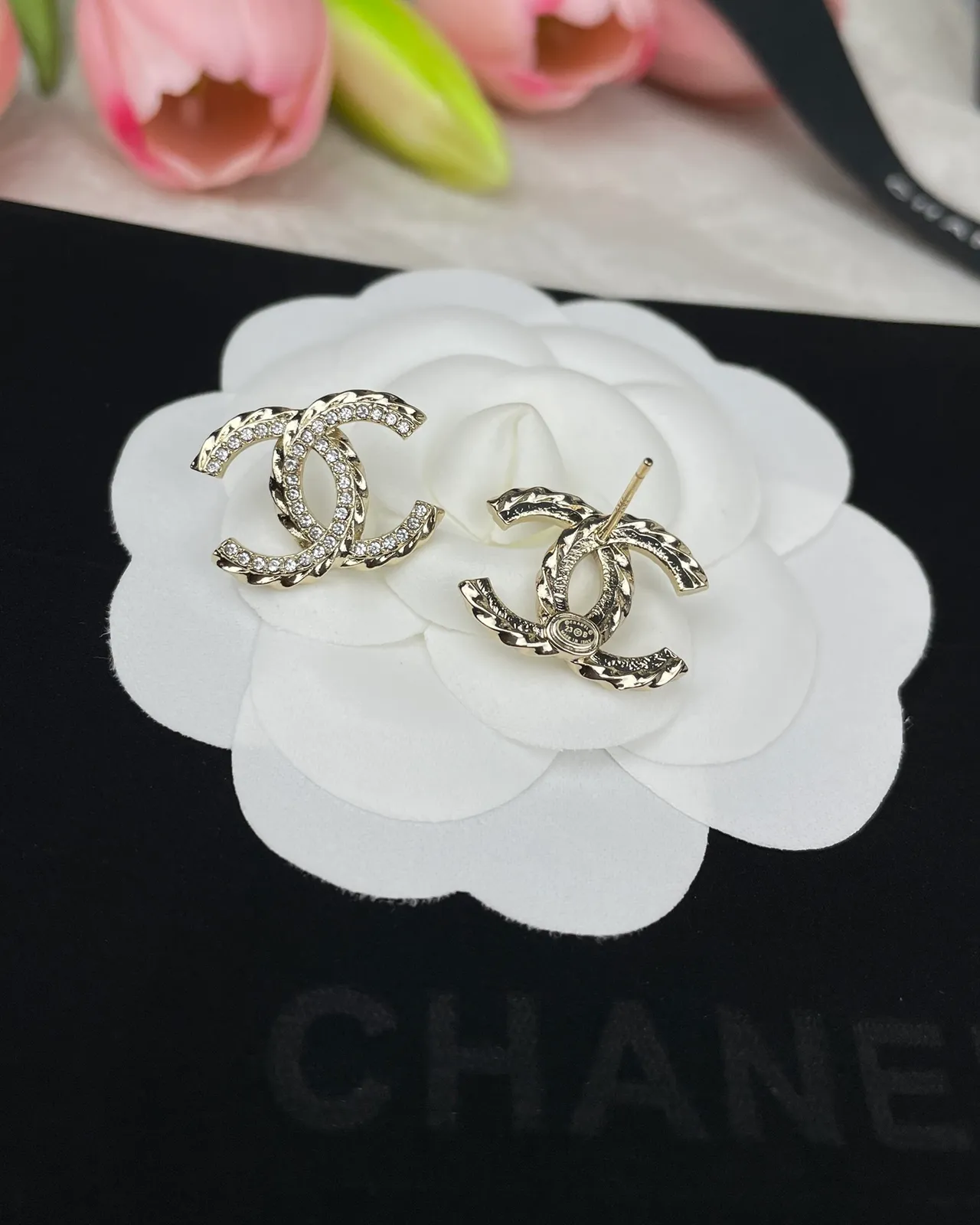 Chanel CC Logo Pavé Brincos de cristais entrelaçados em ouro e prata 4