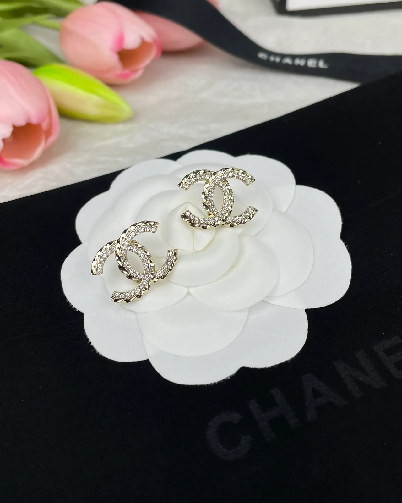 Chanel CC Logo Pavé Brincos de cristais entrelaçados em ouro e prata 5