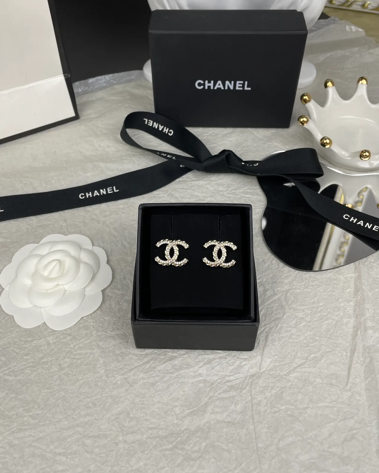 Chanel CC Logo Pavé Brincos de cristais entrelaçados em ouro e prata 6