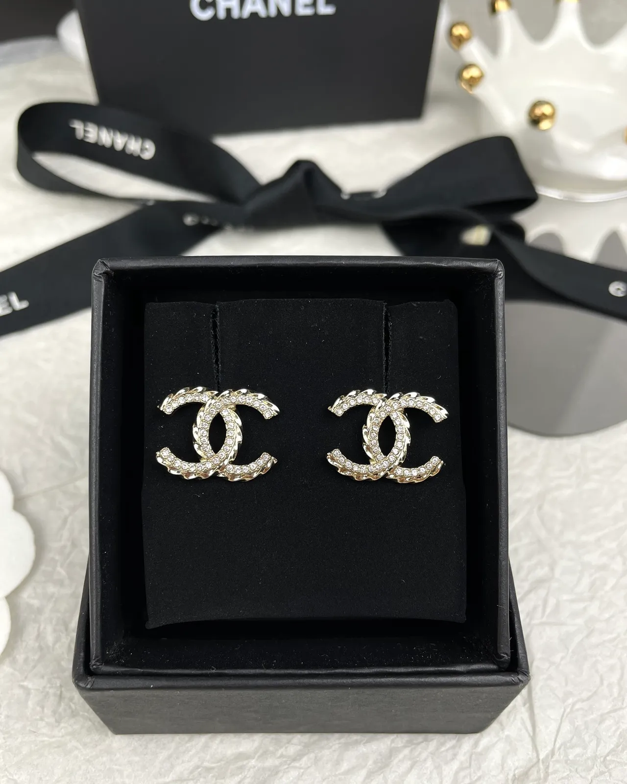 Chanel CC Logo Pavé Brincos de cristais entrelaçados em ouro e prata 7