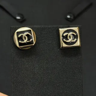 Chanel CC Logo Stud Boucles d'oreilles Noir et Or Métal Émail