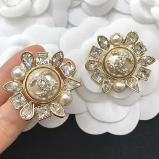 شانيل CC Medallion أقراط لؤلؤ وكريستال زهورية