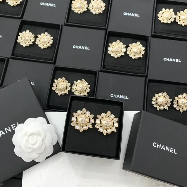 شانيل CC Medallion أقراط لؤلؤ وكريستال زهورية 9