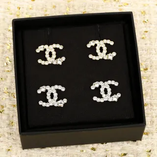 Chanel CC Monogram Silver White इंटरलॉकिंग क्रिस्टल पैवों वाला ब्रोच