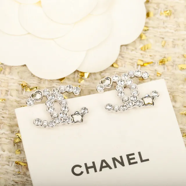 Chanel CC Monogram Silver White इंटरलॉकिंग क्रिस्टल पैवों वाला ब्रोच 5