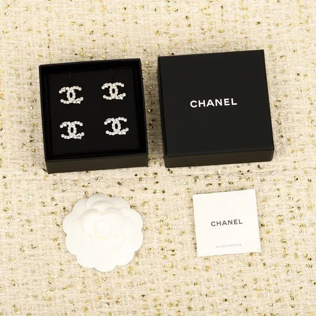 Chanel CC Monogram Silver White इंटरलॉकिंग क्रिस्टल पैवों वाला ब्रोच 6