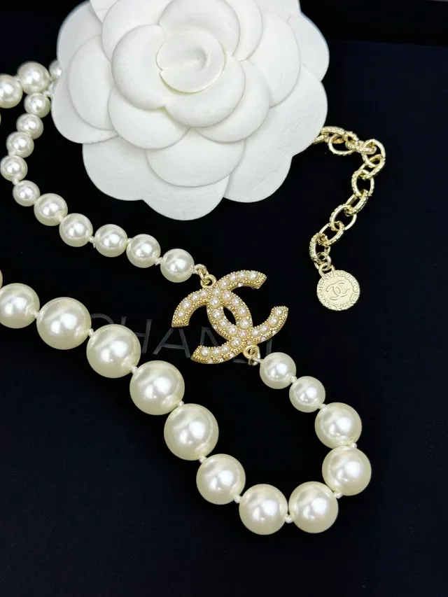Chanel CC قلادة لؤلؤ سلسلة ذهب أبيض تعليقة شعار 2