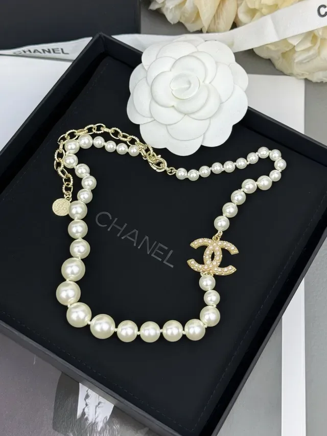 Chanel CC قلادة لؤلؤ سلسلة ذهب أبيض تعليقة شعار 4